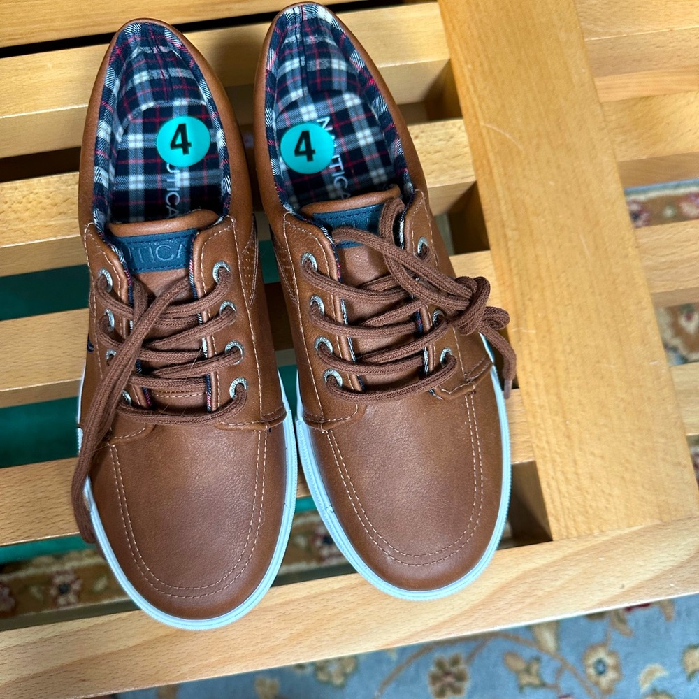 Nautical big kid boys size 4 casual lace up leather shoes New without tags